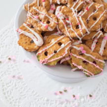 Valentine Pretzel Chips - the perfect combination of sweet and salty, you can make this treat in minutes!