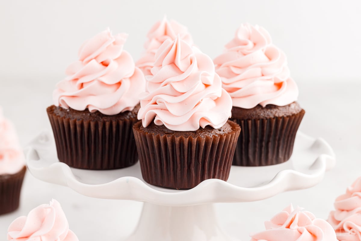 The Dash Everyday Stand Mixer & My Strawberry Cheesecake Cupcake