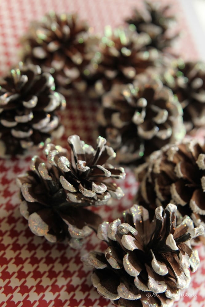 Make this #fabulouslyfestive Sparkly and White Winter Wreath!