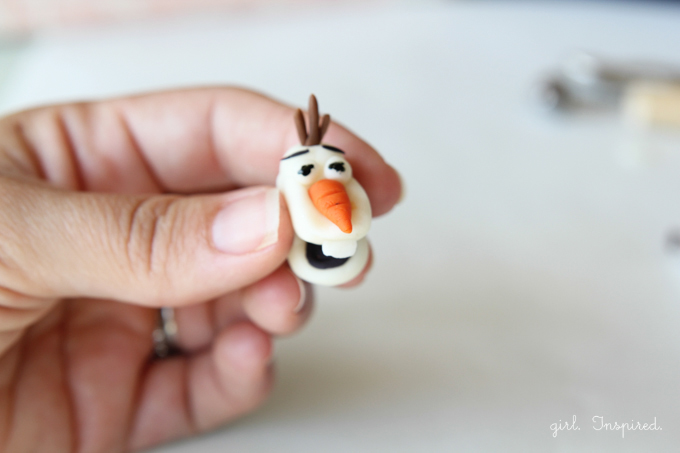 Olaf Cupcakes - make these adorable cupcake toppers - ANYONE can make these!