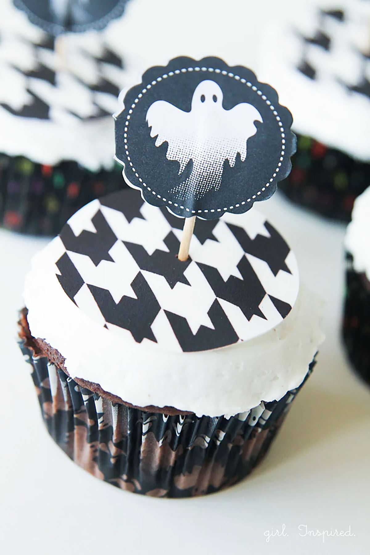 Easy Halloween cupcake topped with a houndstooth patterned edible circle and a ghost pick.