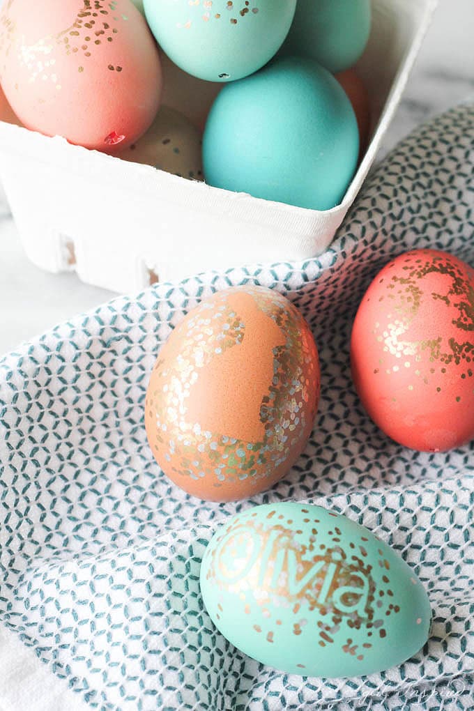Sharpie Easter Eggs - use Sharpie markers and vinyl/stickers to create metallic framed silhouettes on your Easter eggs!