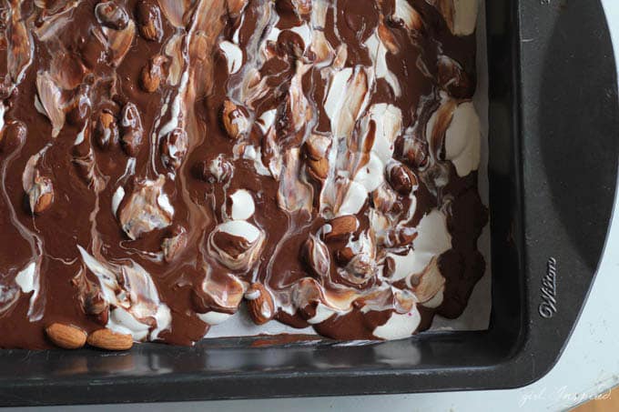 Super Easy S'mores Bark - mess free and so easy to make! Yum!