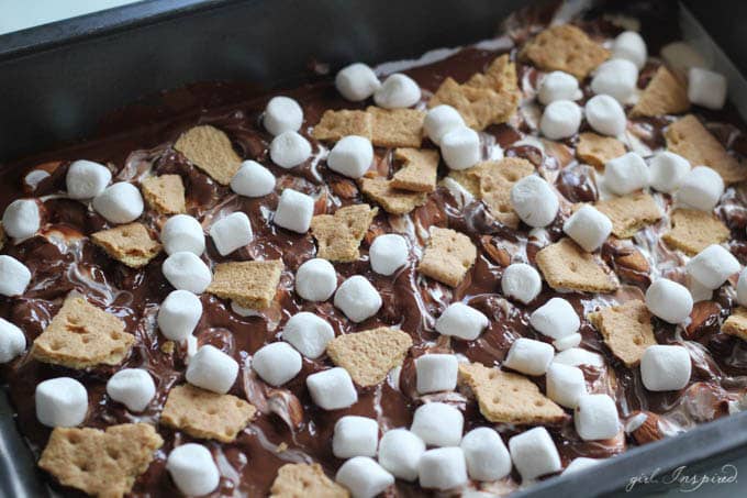 Super Easy S'mores Bark - mess free and so easy to make! Yum!