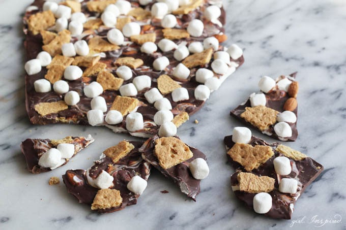 Super Easy S'mores Bark - mess free and so easy to make! Yum!