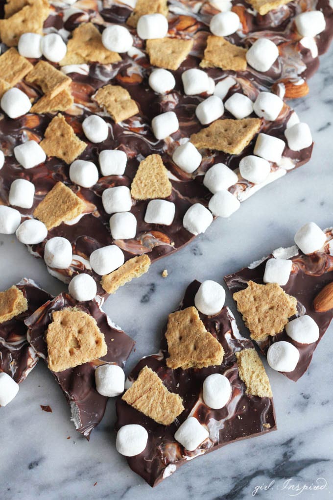 Super Easy S'mores Bark - love this easy recipe to make s'mores bark without all the mess!