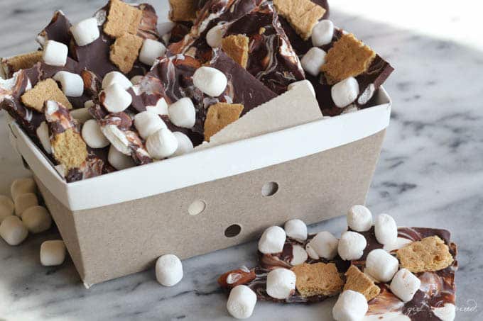 Super Easy S'mores Bark - love this easy recipe to make s'mores bark without all the mess!