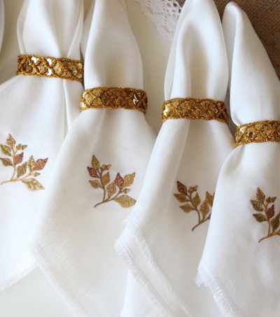 Gorgeous DIY Linen Fringe Napkins for your Thanksgiving table!
