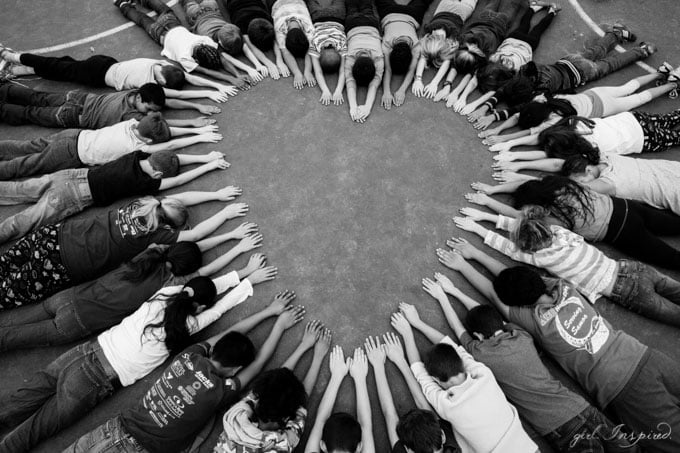 A simple and perfect photo to involve everyone in this school art auction class project! A beautiful piece of art that EVERYONE will want to display!