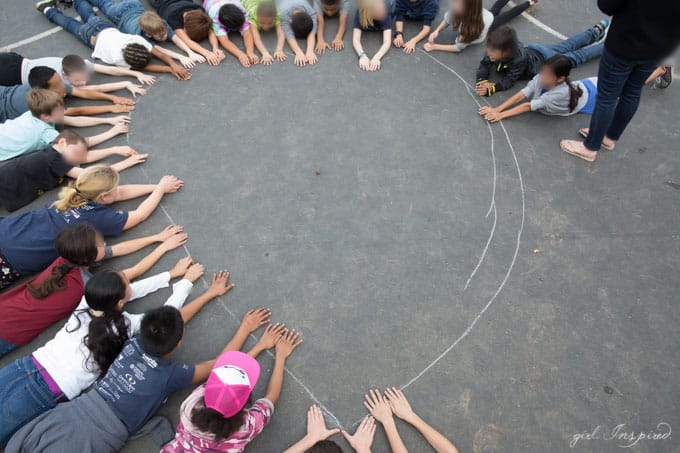 A simple and perfect photo to involve everyone in this school art auction class project! A beautiful piece of art that EVERYONE will want to display!