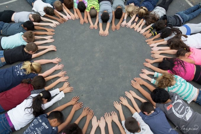 A simple and perfect photo to involve everyone in this school art auction class project! A beautiful piece of art that EVERYONE will want to display!