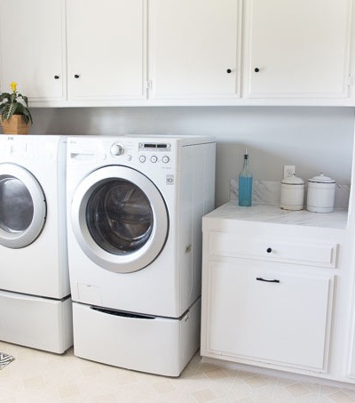 Check out this laundry room makeover! Amazing DIY!