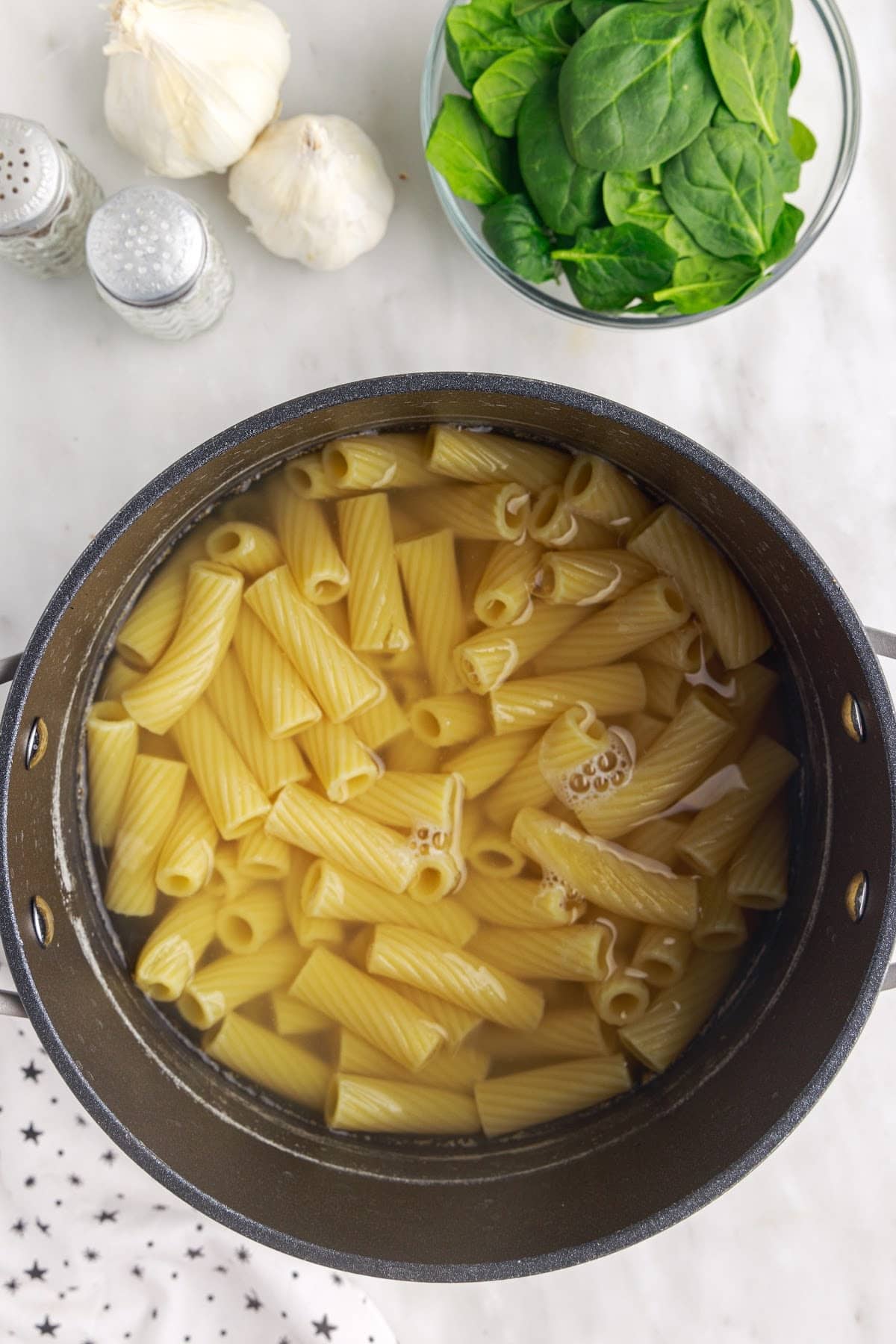 Boiling the pasta.